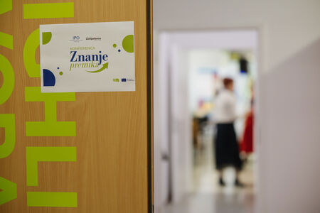 Znanje premika